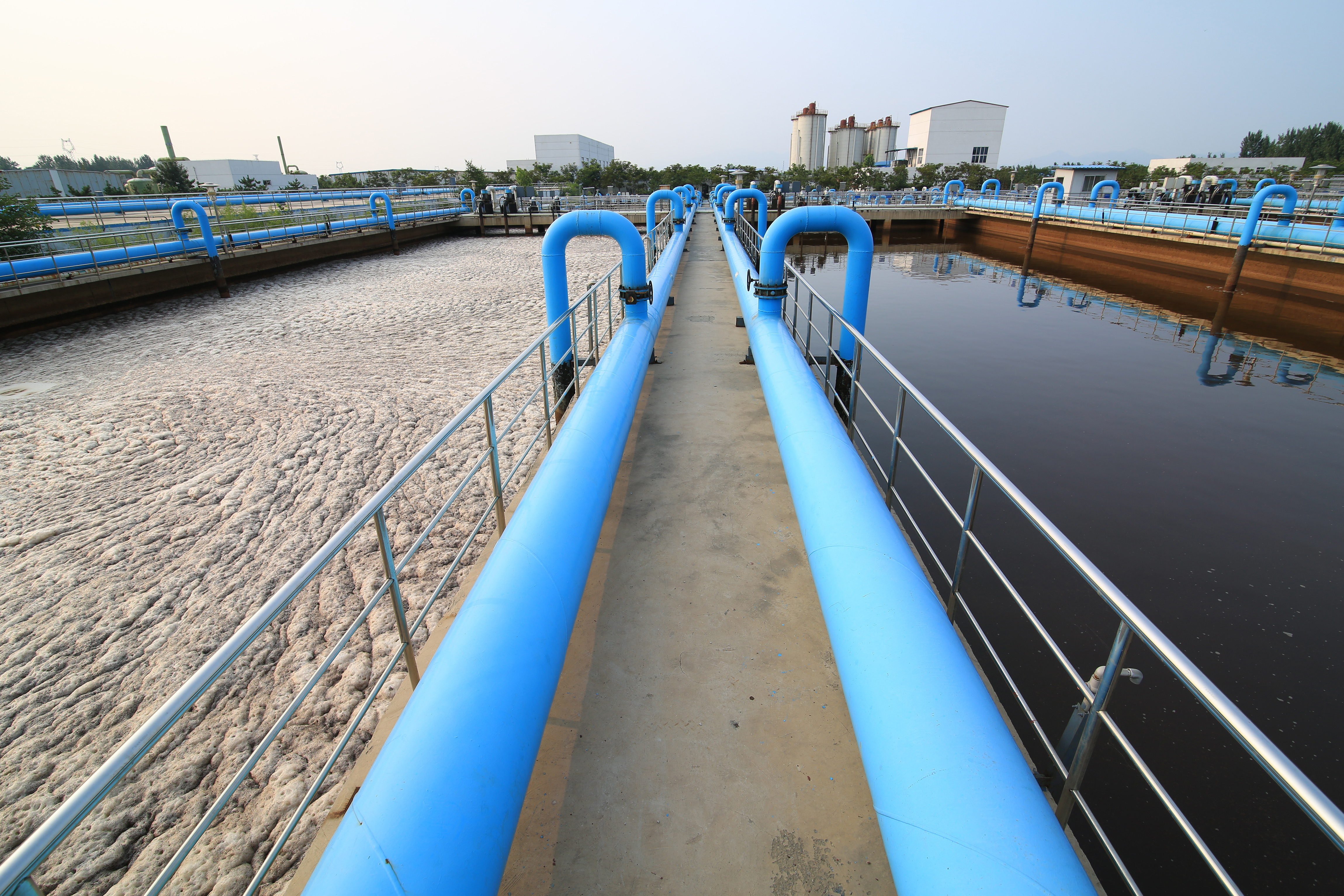 Wastewater treatment tank with aeration process